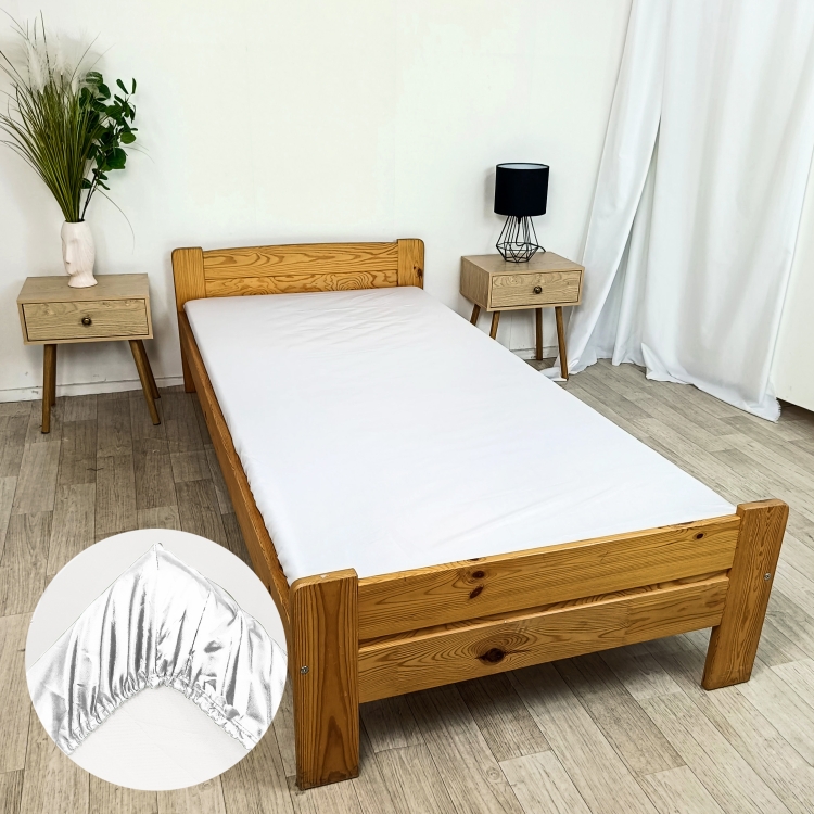 Prześcieradło Satynowe 90 z gumką- granat prześcieradło satynowe atłas rozłożone na łóżku w rogu zbliżenie prześcieradła